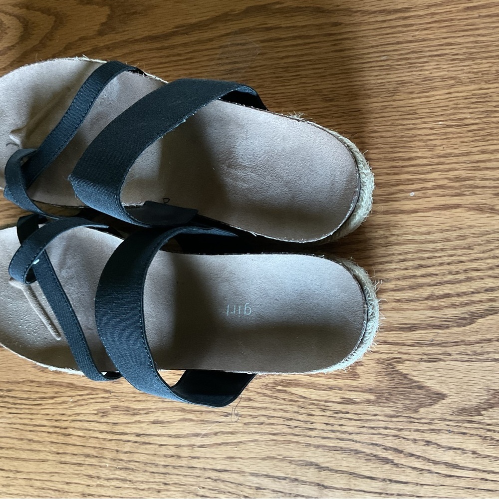 Madden Girl Black and Tan Comfort Sandals size 10 - Picture 5 of 6